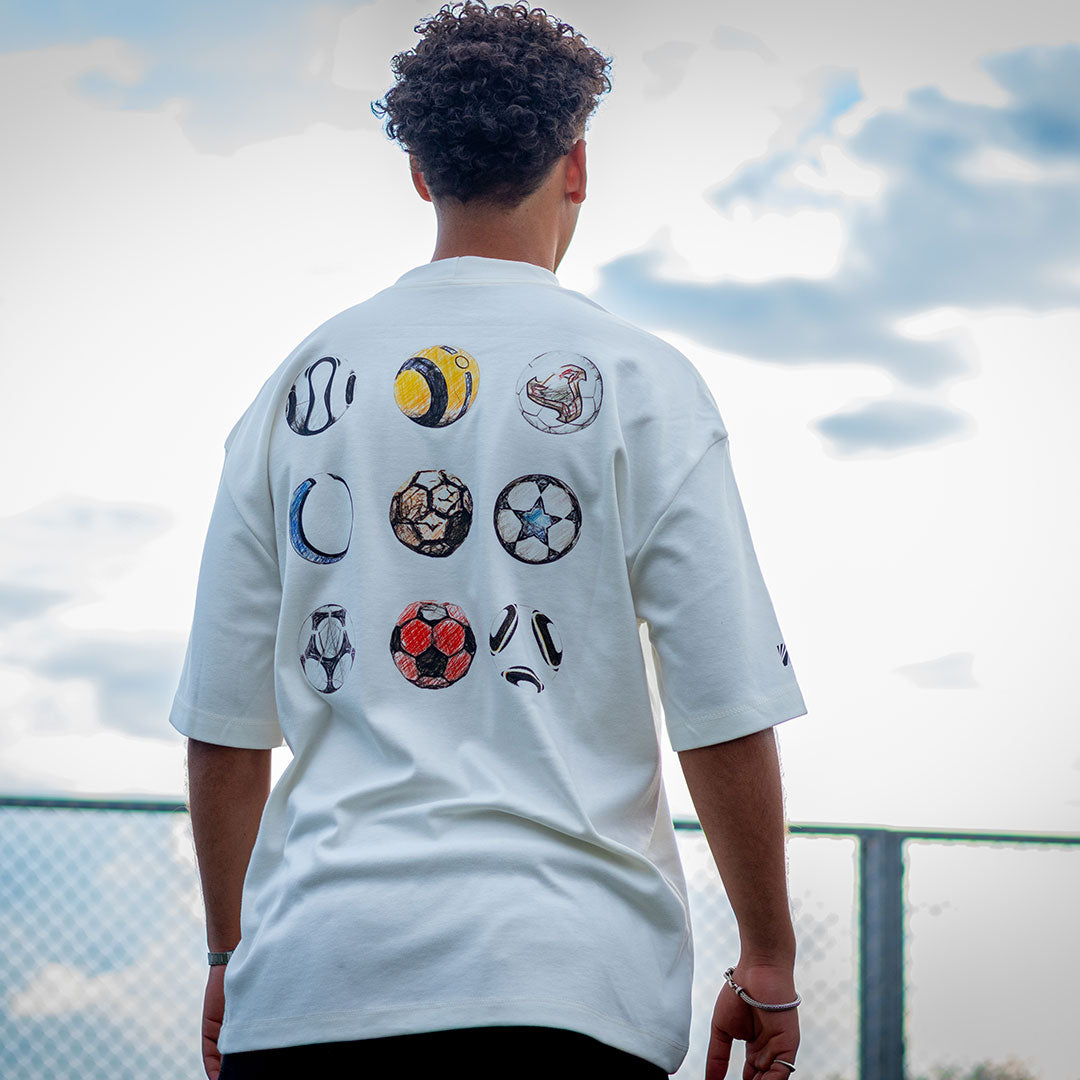 Camiseta Over - Quem chuta busca - Off-white Colorida