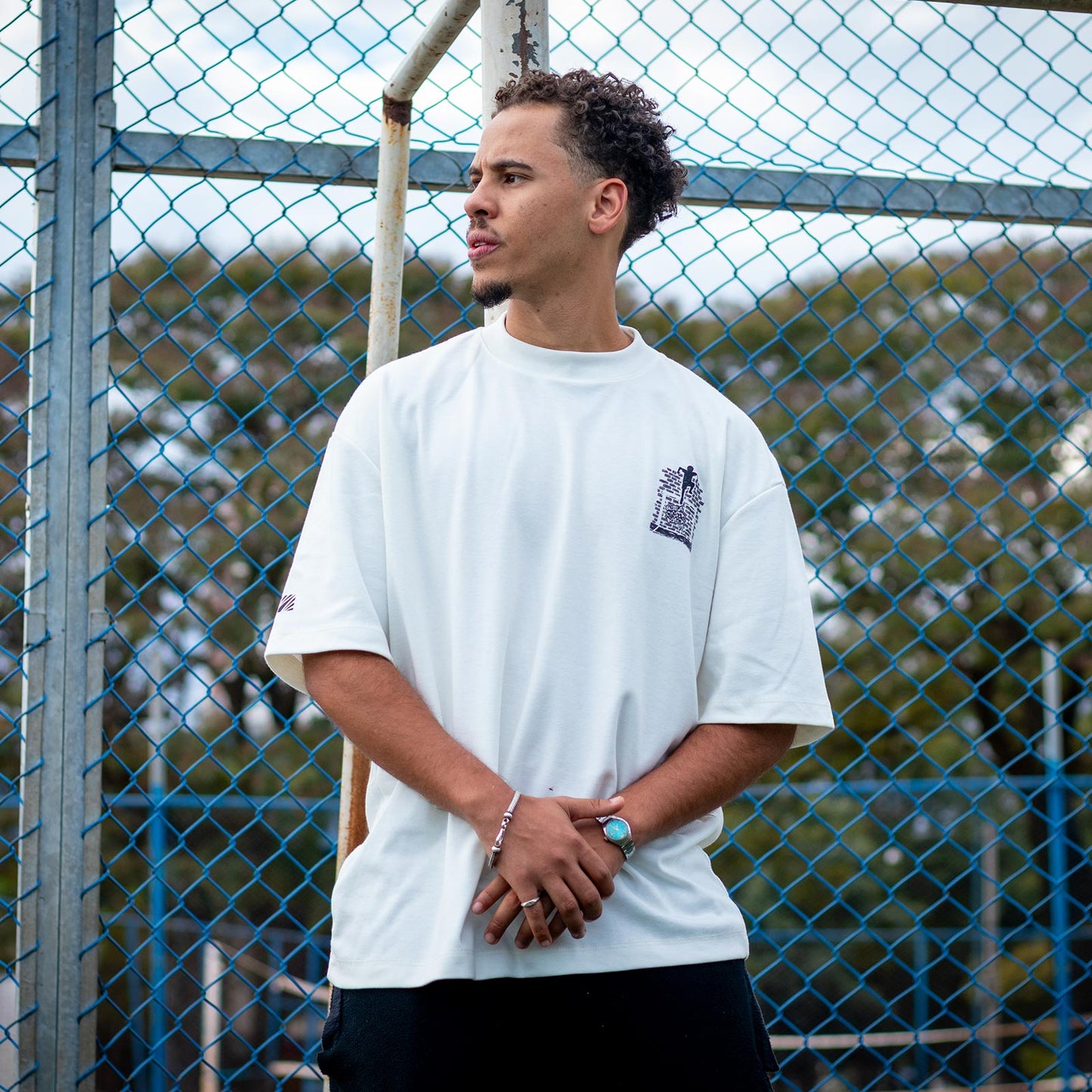 Camiseta Over - Quem chuta busca - Off-white Monocromática