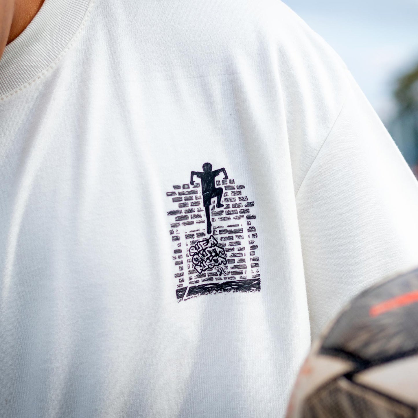 Camiseta Over - Quem chuta busca - Off-white Monocromática