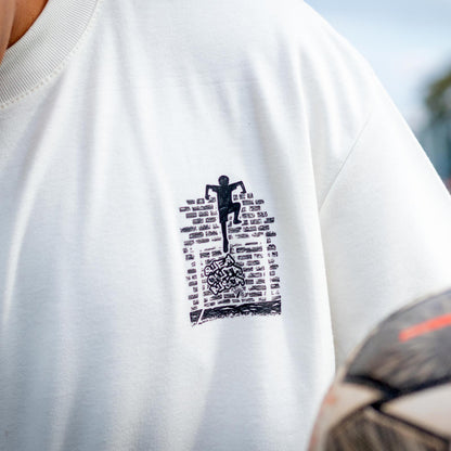 Camiseta Over - Quem chuta busca - Off-white Monocromática