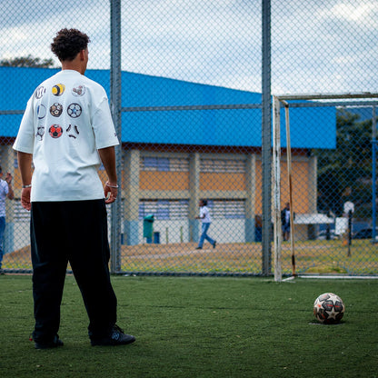Camiseta Over - Quem chuta busca - Off-white Colorida