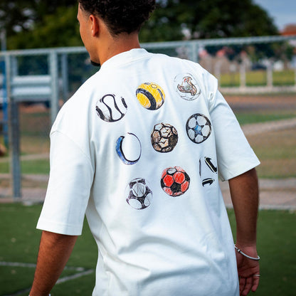 Camiseta Over - Quem chuta busca - Off-white Colorida