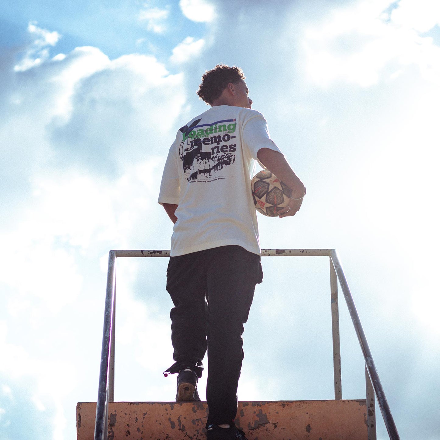 Camiseta Over - Loading Memories - Off-white
