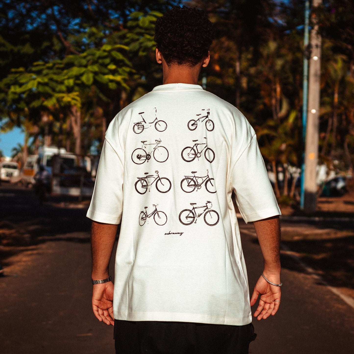 Camiseta Over - Quem aprende nunca esquece - Off-white