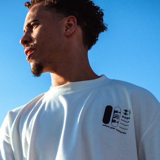 Camiseta Over - Little Tricks - Off-white - Apenas Frente