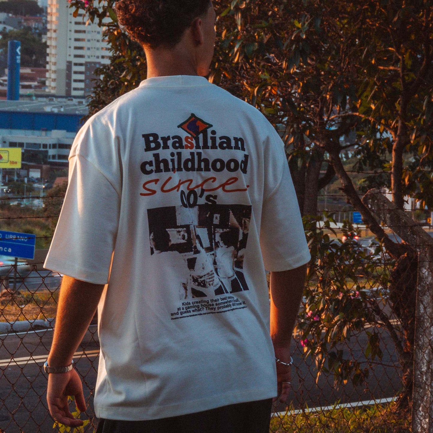 Camiseta Over - Brasilian Childhood - Off-white