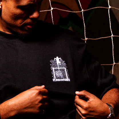 Camiseta Over - Quem chuta busca - Preta
