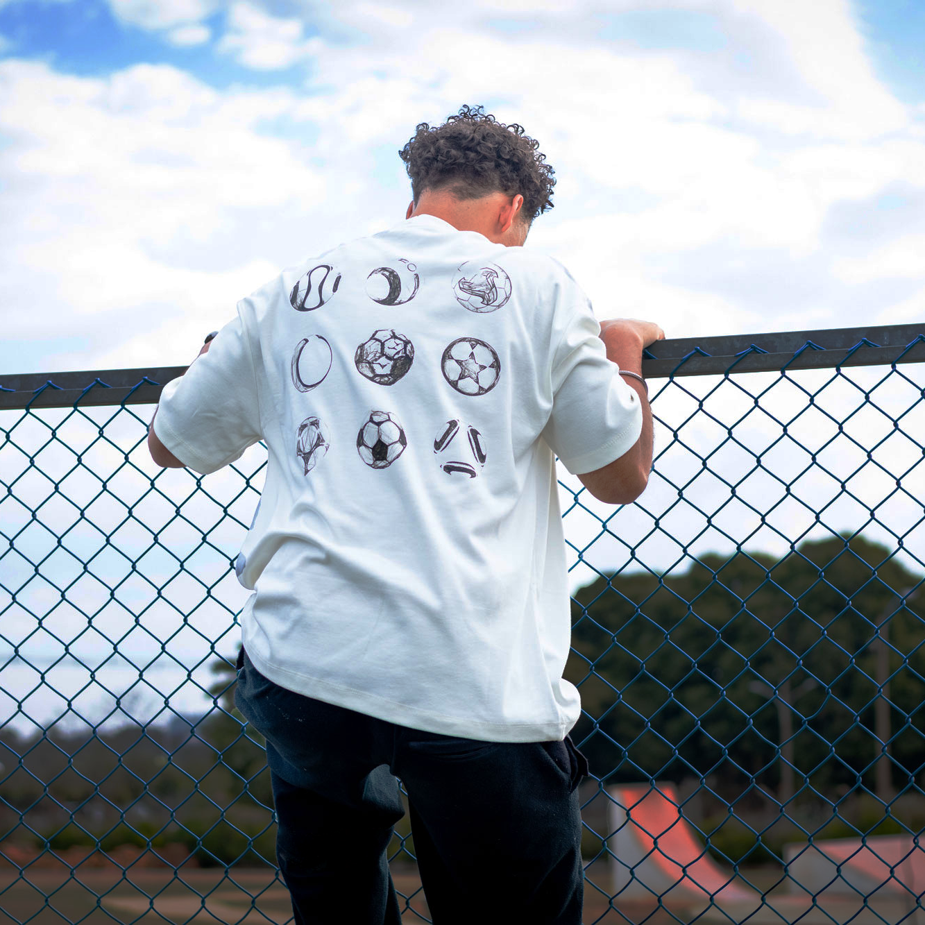 Camiseta Over - Quem chuta busca - Off-white Monocromática