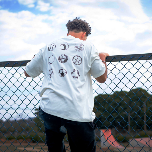 Camiseta Over - Quem chuta busca - Off-white Monocromática