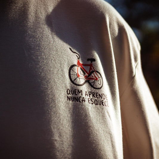Camiseta Over - Quem aprende nunca esquece - Off-white - Apenas Frente