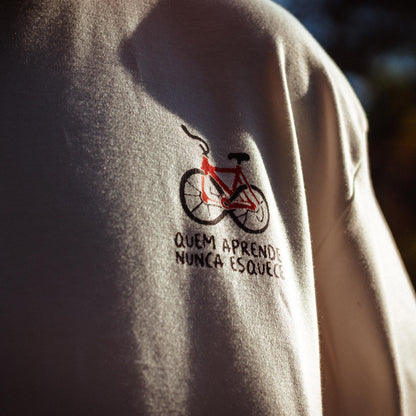 Camiseta Over - Quem aprende nunca esquece - Off-white - Apenas Frente