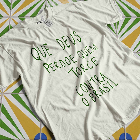 Camiseta Over - Que Deus perdoe os antis - Off-white