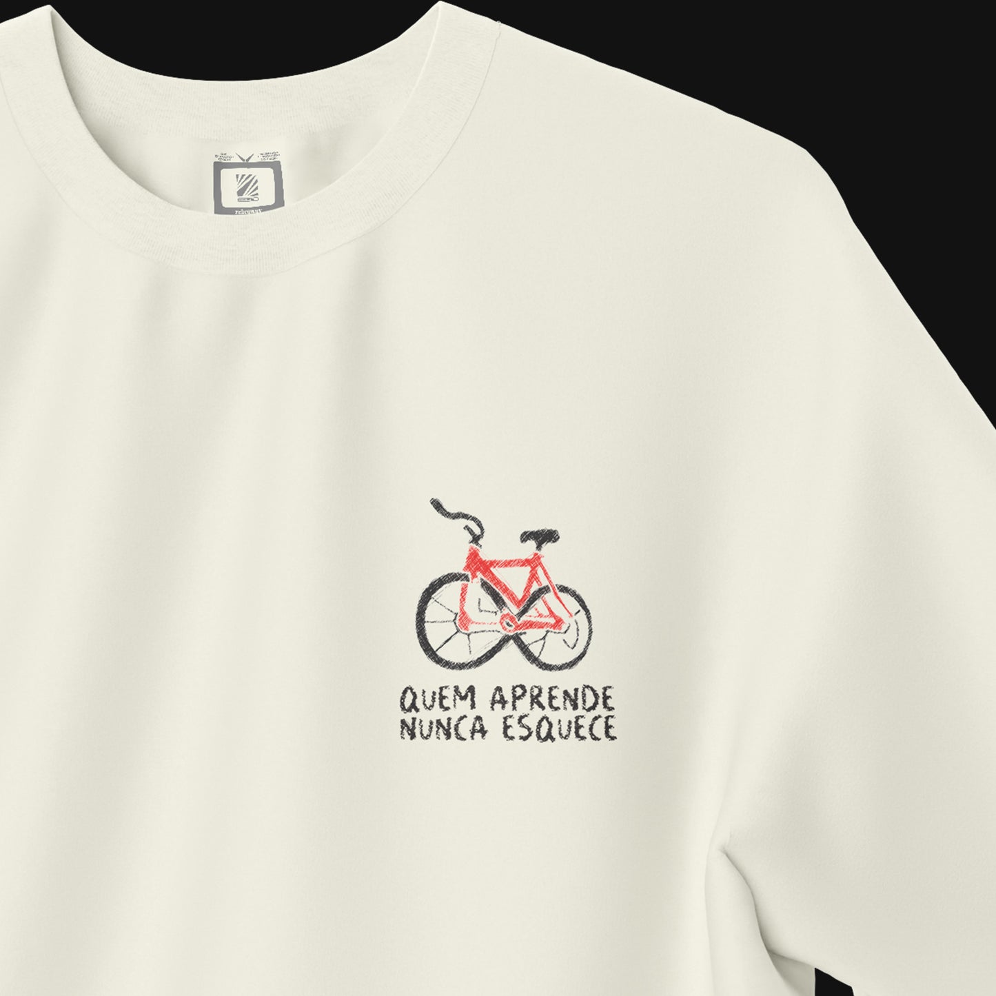 Camiseta Over - Quem aprende nunca esquece - Off-white - Apenas Frente