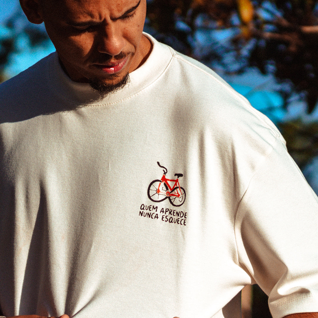 Camiseta Over - Quem aprende nunca esquece - Off-white - Apenas Frente