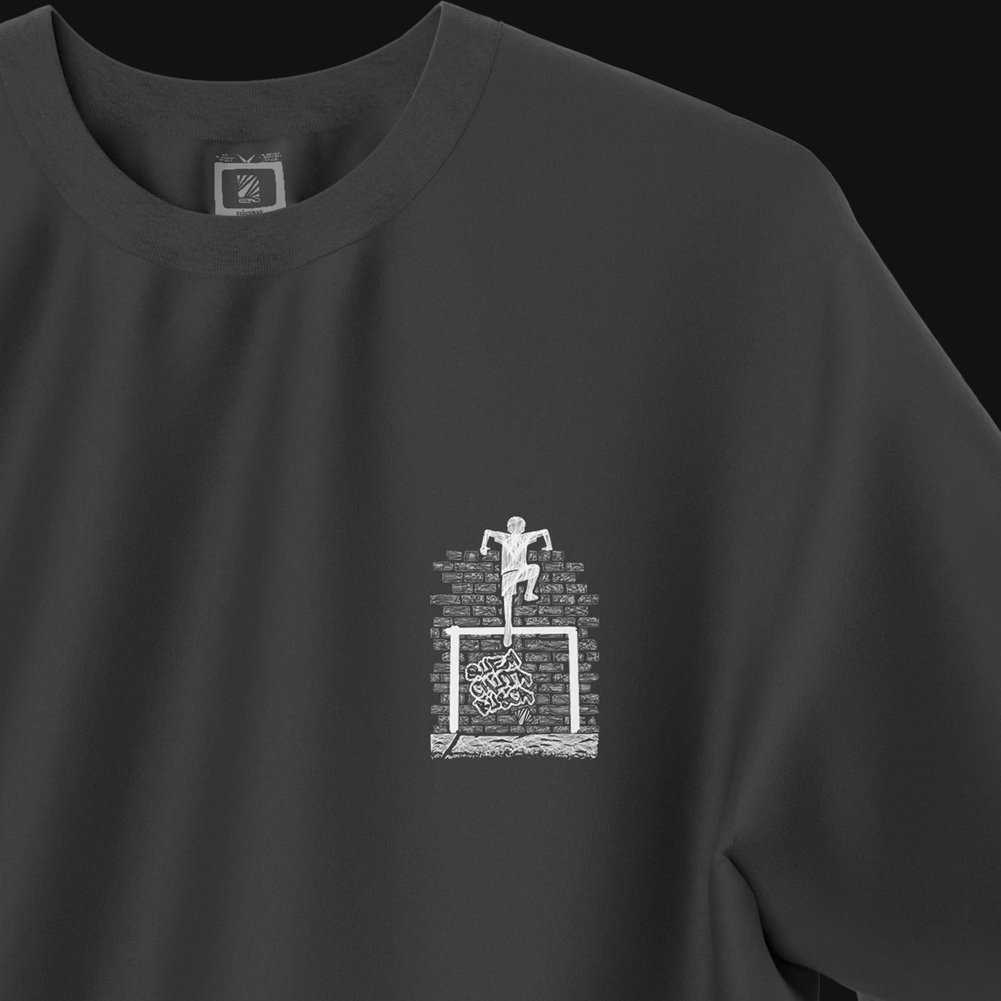 Camiseta Over - Quem chuta busca - Preta