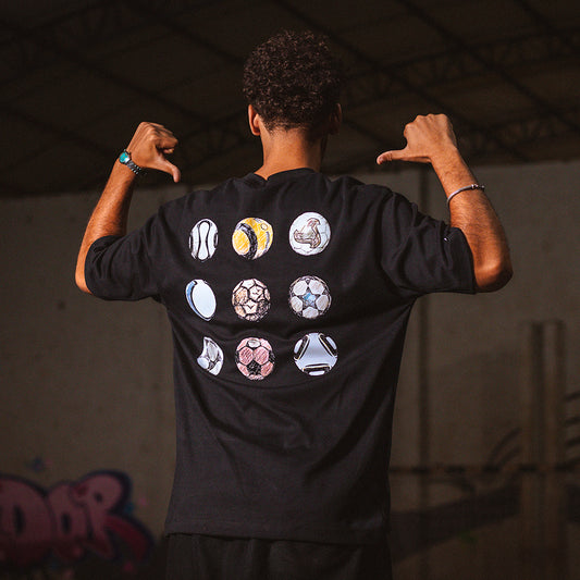Camiseta Over - Quem chuta busca - Preta