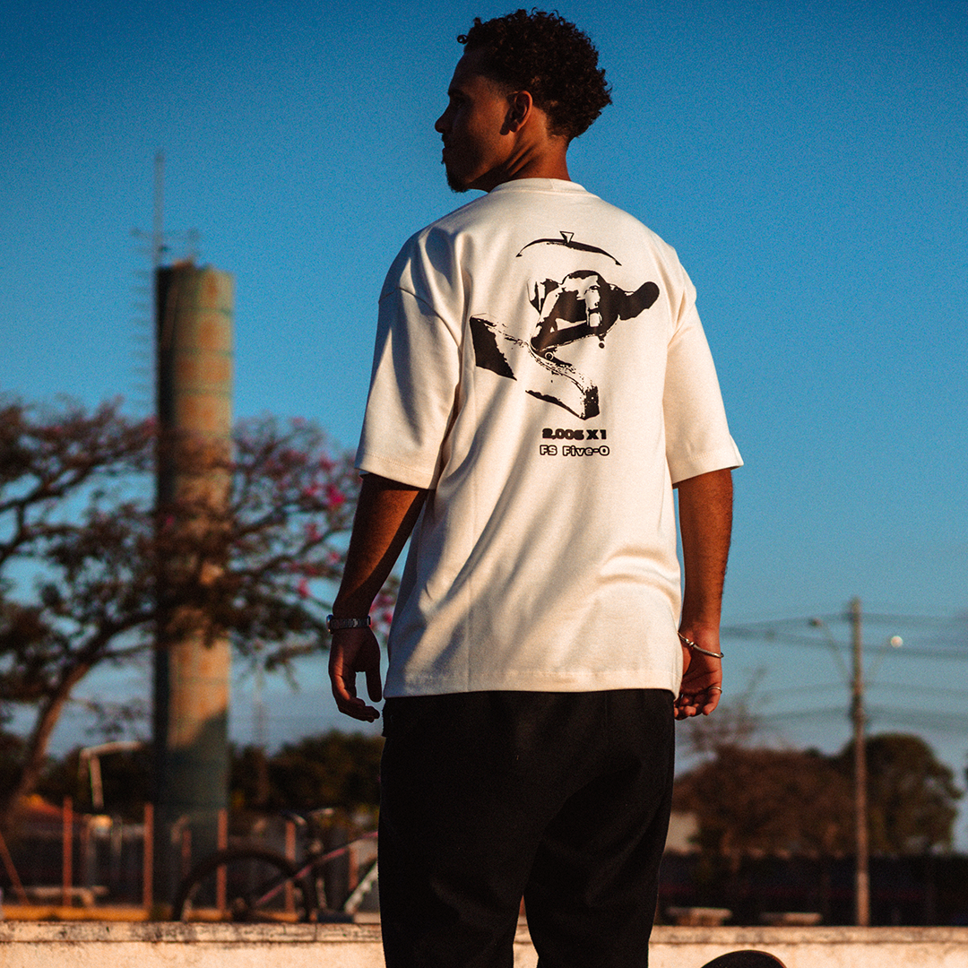Camiseta Over - Little Tricks - Off-white